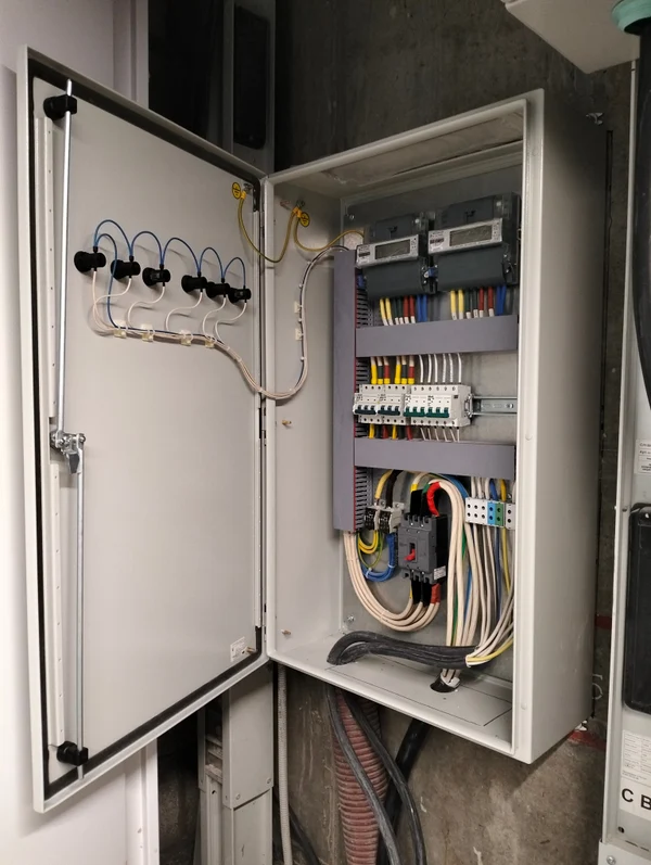 Производство распределительных щитов для жилых и коммерческих помещений.