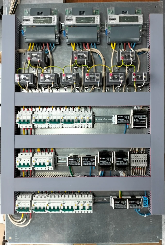 Производство распределительных щитов для жилых и коммерческих помещений.